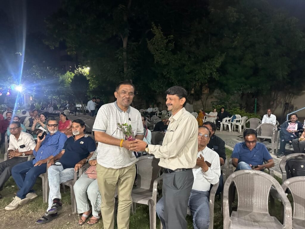 Shri Hirenbhai Rawal, Vice President of our Brahmin’s Singers Group, welcomes Shri Jayeshbhai Upadhyay, President of Bolbala Charitable Trust, with a bouquet of flowers.
